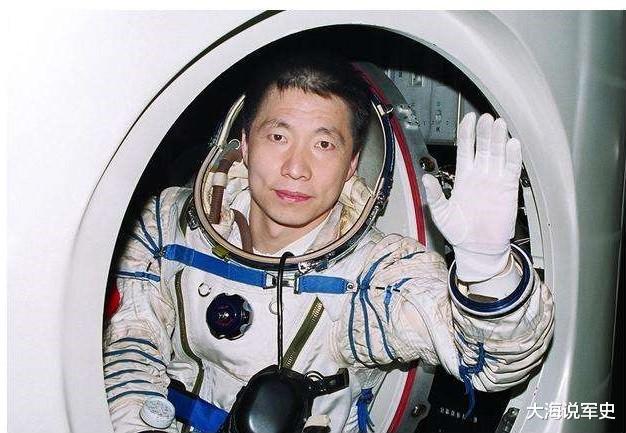 太空|杨利伟上太空时,为何要带把枪?苏联的教训太深刻