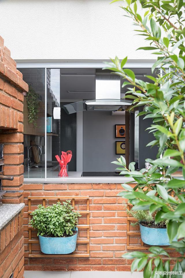 |住顶楼有露台就是好，局部搭玻璃改客餐厅，其余一边烧烤一边花园