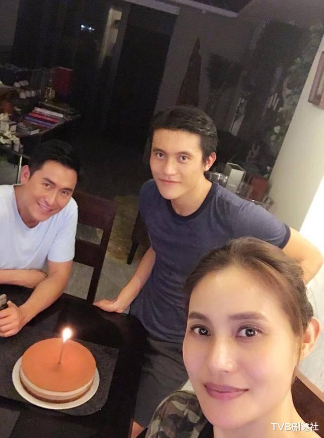 『马德钟』马德钟获儿子弹奏钢琴伴早餐，两父子似足两兄弟，网友：儿子显老