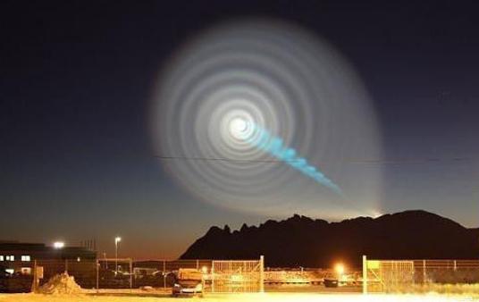 |美国上空有一只鸟儿静止在空中，遭居民围观，难道时空被扭曲了？