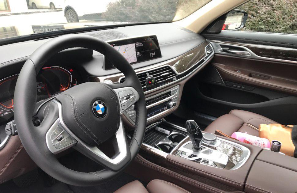 「宝马3系」开了宝马7系，93万又提奥迪A8，车主：它俩差距不明显