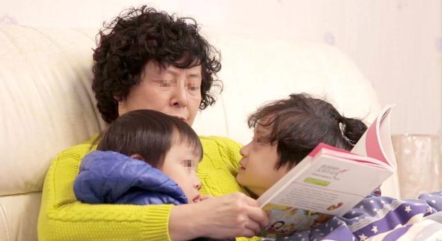 睡眠|为何提倡宝宝3岁前与妈妈同睡？错过“依恋期”，别怪娃不亲近你