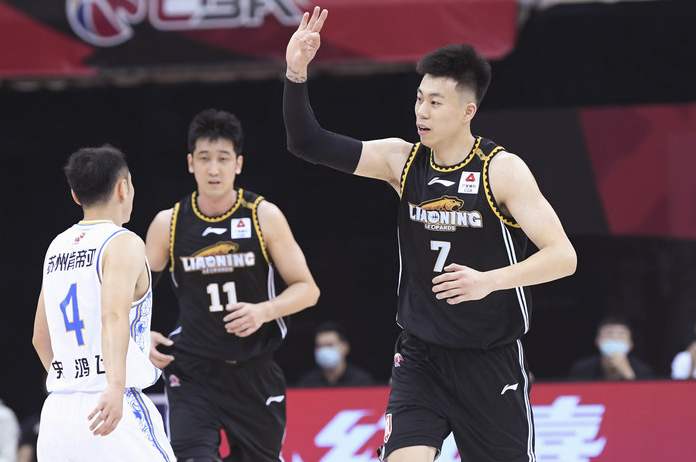 西班牙人|趣味单挑！张镇麟过掉郭艾伦大风车暴扣，下个回合大侄子的回应亮了！