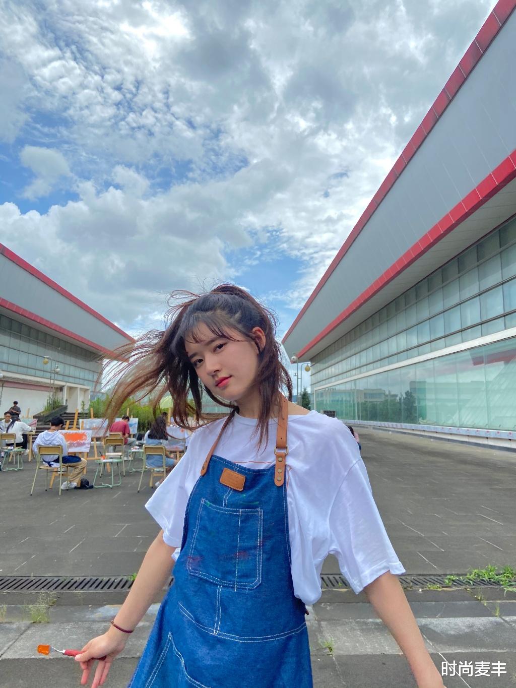 赵露思|赵露思的小圆脸太吃香了，穿白色T恤配高马尾，甜到让人心醉