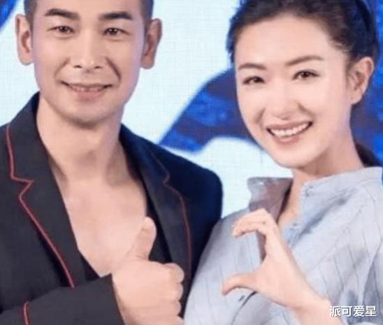 戚薇@世上“最尴尬”的明星合影,看到照片,网友:戚薇摸你哪呢?