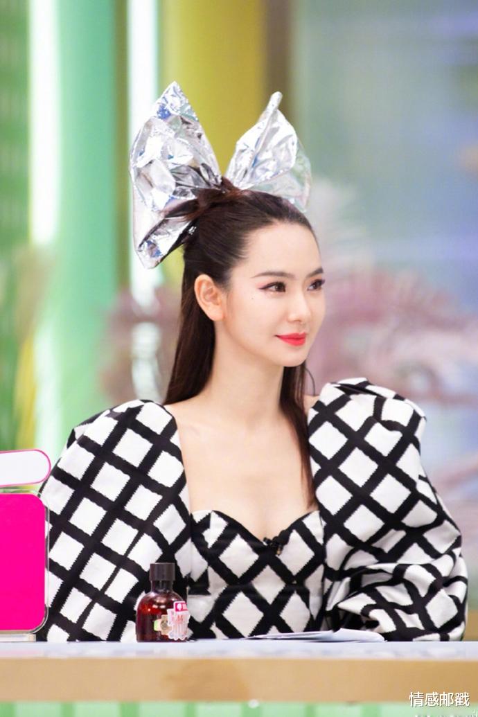 穿衣搭配■戚薇百变时尚穿搭,粉衣搭配粉发带甜美,鹅黄色露肩裙清新少女感