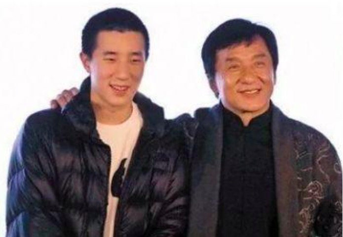 『成龙』成龙捧儿子，张国立捧儿子，他从不捧儿子，但儿子比他还火！
