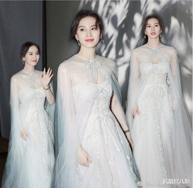 [赵丽颖]直击女星红毯无修动图，赵丽颖比刘诗诗尽显妈妈味，杨紫的奶奶裙全场最丑