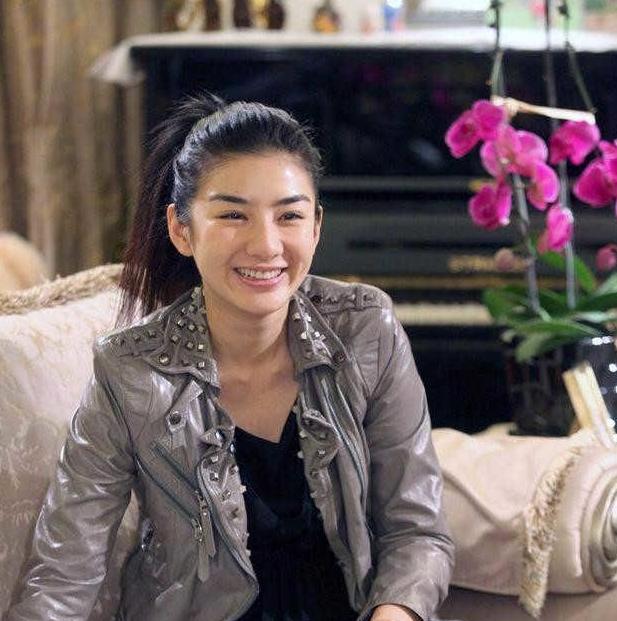 【】晒晒黄奕如今住的豪宅，家里明明是欧式装修，却又放着福禄寿神像