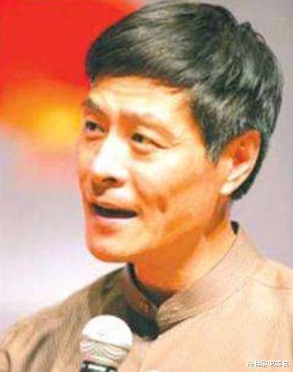 冯巩|他是一代相声奇才，当红时抛下冯巩移居海外，为何成了“阶下囚”