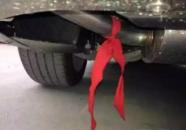 [4s店]提新车时，一定要拒绝装这条红绳，4S店：算你聪明！