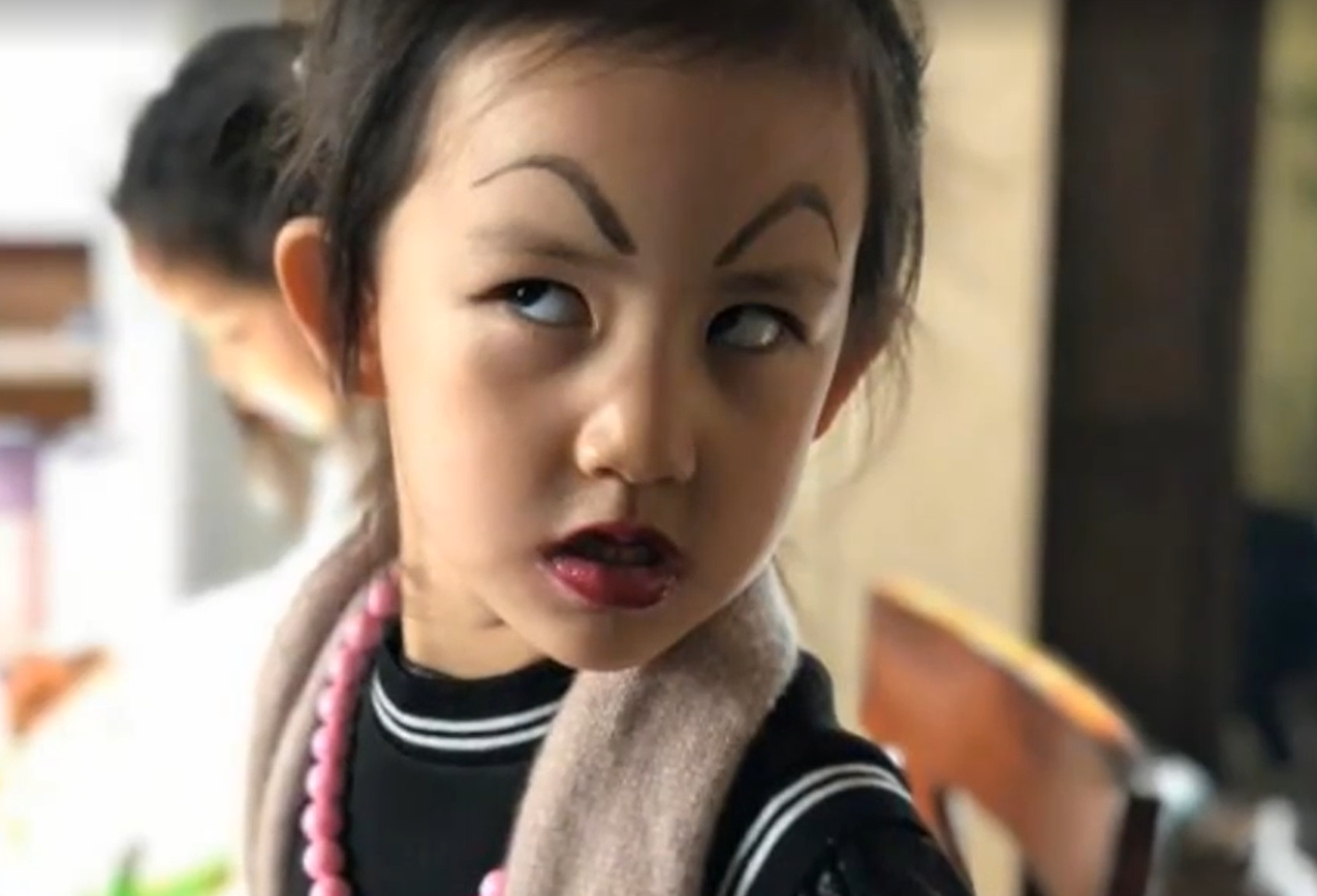 孙莉|孙莉晒小女儿萌照,妹妹抱怨化妆太累,但下次照化不误古灵精怪