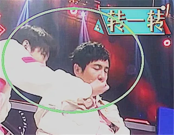 华晨宇▲《王牌》录制间隙时明星都在干啥？贾玲玩手机，沈腾睡觉，华晨宇最搞笑！