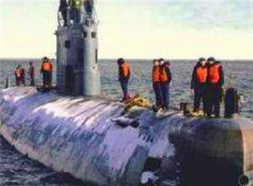 潜艇|渔民打鱼时见一艘潜艇，舱盖打开一看，发现70名海军已去世多日