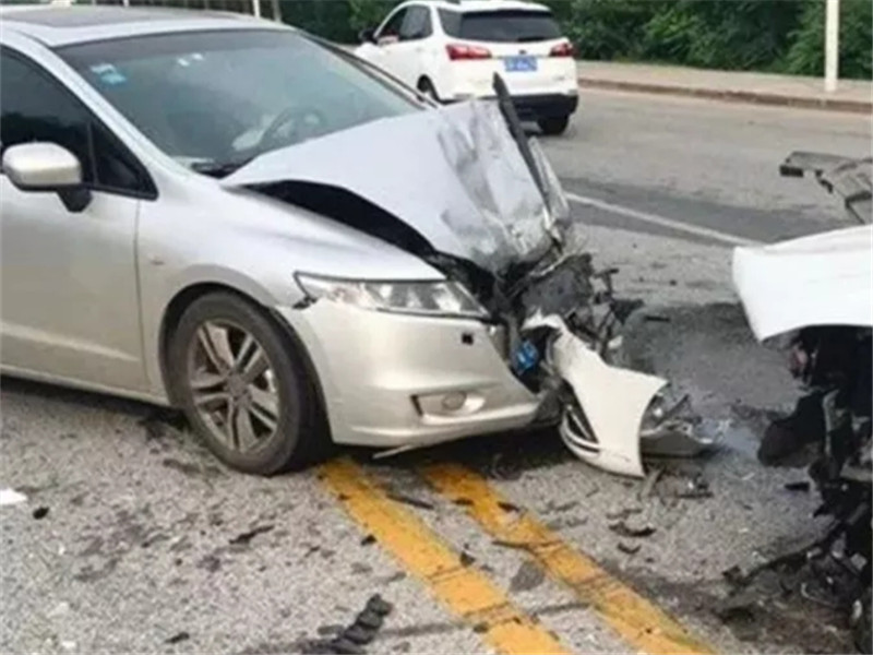 本田锋范|帝豪迎面撞上本田锋范,车损差距明显,网友:真是“纸糊车”!