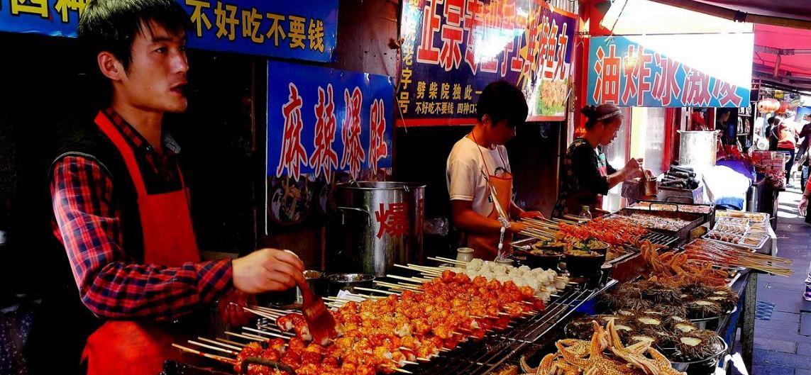 面筋@地摊小吃“利润霸王”：成本低到怀疑味蕾，第一种多数人难以拒绝