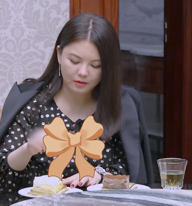 李湘|李湘戒指和手表被打码,当她抬手码消失,看清款式,才知富太品味