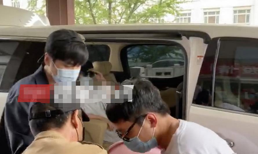 【张若昀】唐艺昕产女后出院身材纤细状态好，张若昀推婴儿车小心翼翼显紧张