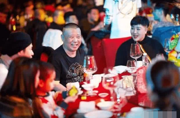 #郭麒麟#她在郭德纲落魄时离婚，抛弃4岁郭麒麟，今成跨国总裁，千里寻亲