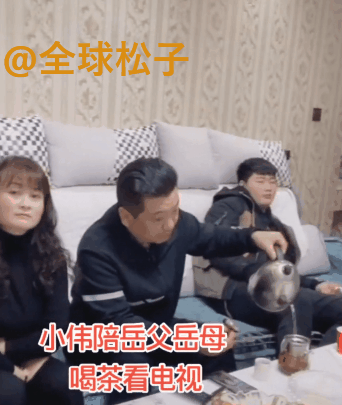 朱之文|大衣哥儿子陪岳父岳母看电视，对方表情有些“微妙”