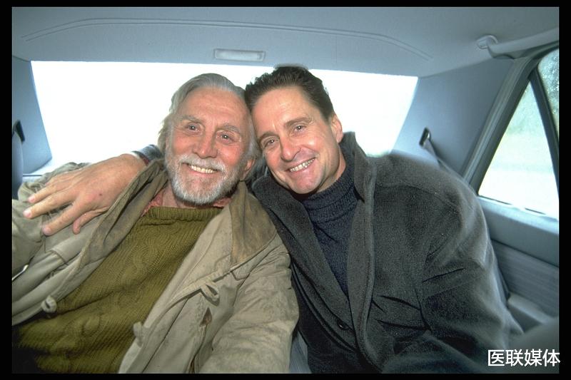 「衰老」男人衰老后,多有4个“丑态”,你若一个不占,恭喜你还算年轻