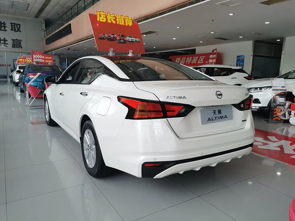 【法系车】20万落地，探店对比雅阁、凯美瑞、天籁、阿特兹，有啥优缺点？