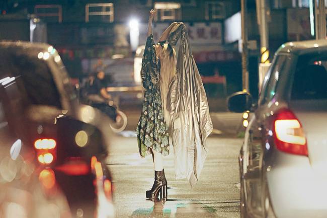 张信哲|田馥甄一头白发摩登入镜 专辑同名主打《无人知晓》MV上线