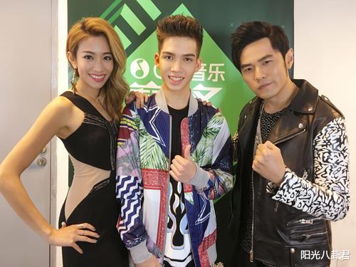 「姐姐」《乘风破浪》里最没存在感姐姐，独自一桌吃饭，连吴昕都不认识她