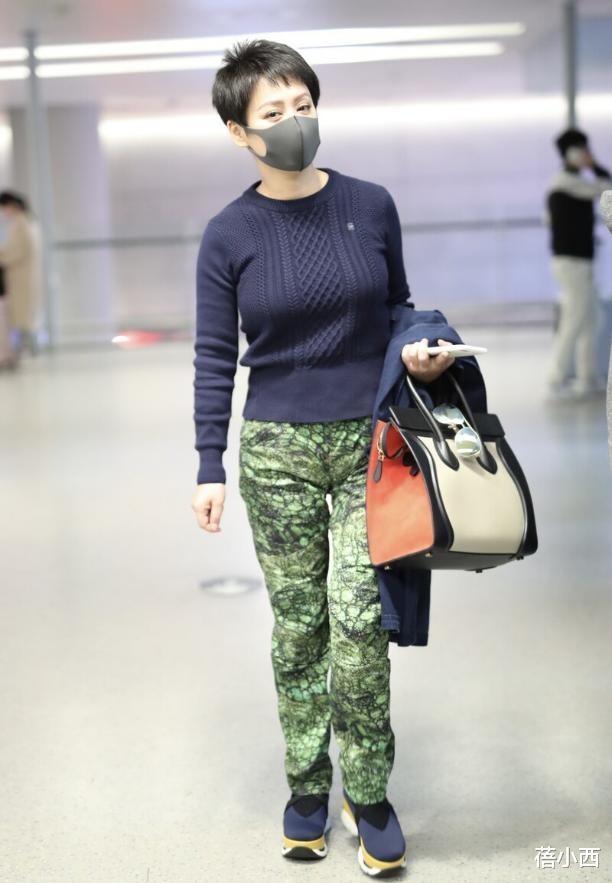 穿衣搭配|宁静穿搭毫无顾忌，“蜥蜴裤”也就她穿得时髦，配毛衣也没土味