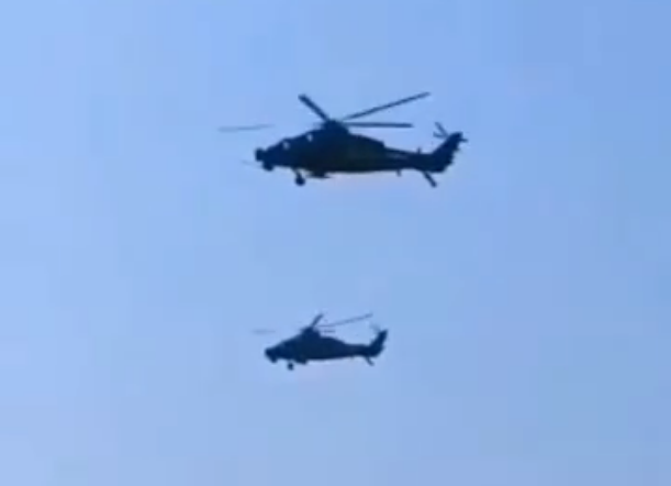 歼-11|歼11率大批武直10掠过,海滩上人群一阵惊呼,白宫慌了:前所未有