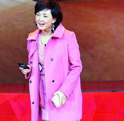 牛莉|牛莉:春晚一件粉红色大衣拍卖3万2引争议?随他去,我还是牛莉