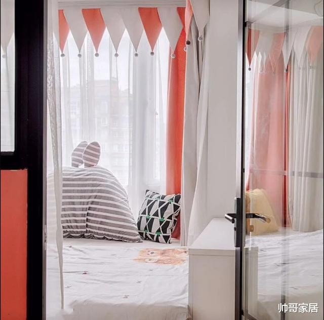 榻榻米|为了学区房,夫妻俩卖大房买小房,客厅隔出儿童房女儿超喜欢!