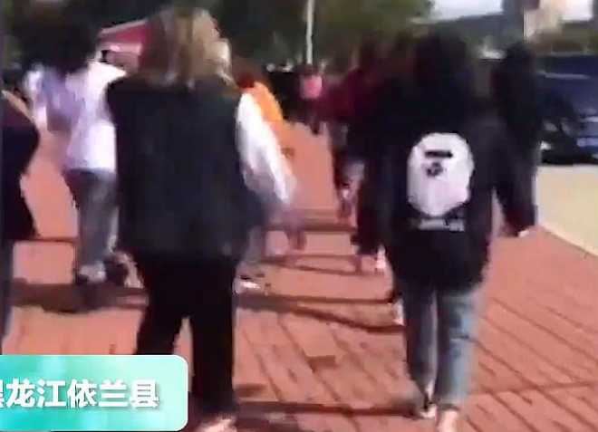 常视界|哈尔滨30多名女学生聚众斗殴，场面凌乱不堪，2位校长被免职！