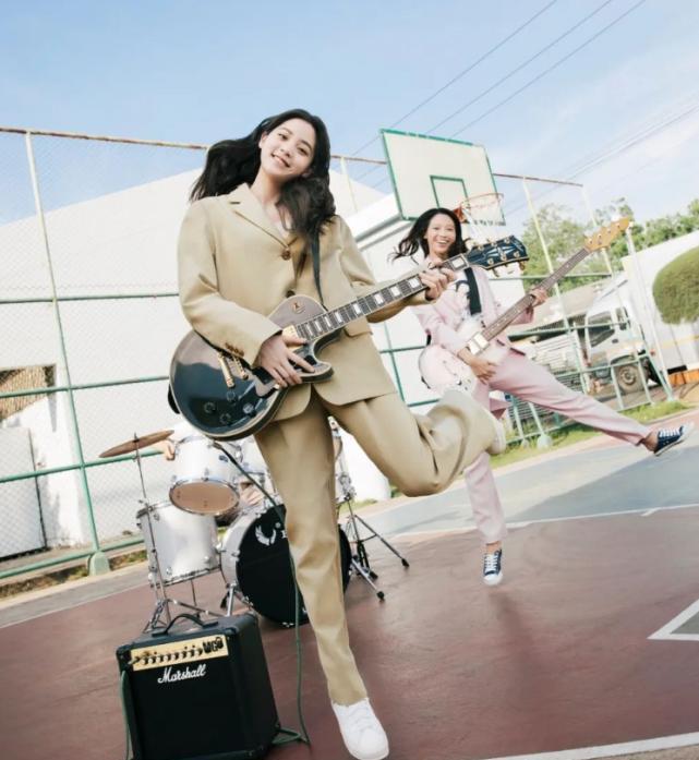 『欧阳娜娜』欧阳娜娜和妹妹在天台组乐队，姐妹颜值气场对比，差距一目了然