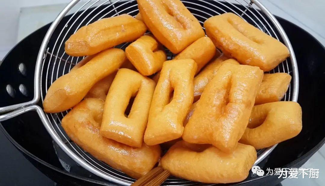 [鸡蛋]面粉别再烙饼了，加4个鸡蛋，又香又脆又松软，比饼干油条还好吃