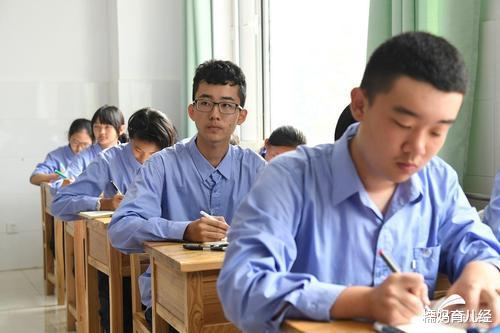 「学霸」如何区分“真假学霸”?班主任直言:这3个特点,中等生装不来
