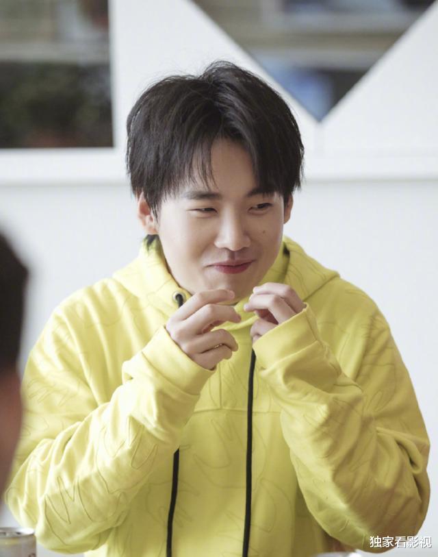 郭麒麟：德云社400人嗷嗷待哺！郭麒麟仨月上9档综艺，岳云鹏刚营业就惹事