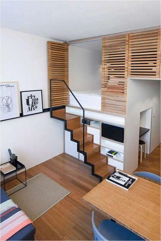 |媳妇把主卧床抬高1米,不装护栏要装扇门,居然还被师傅夸内行