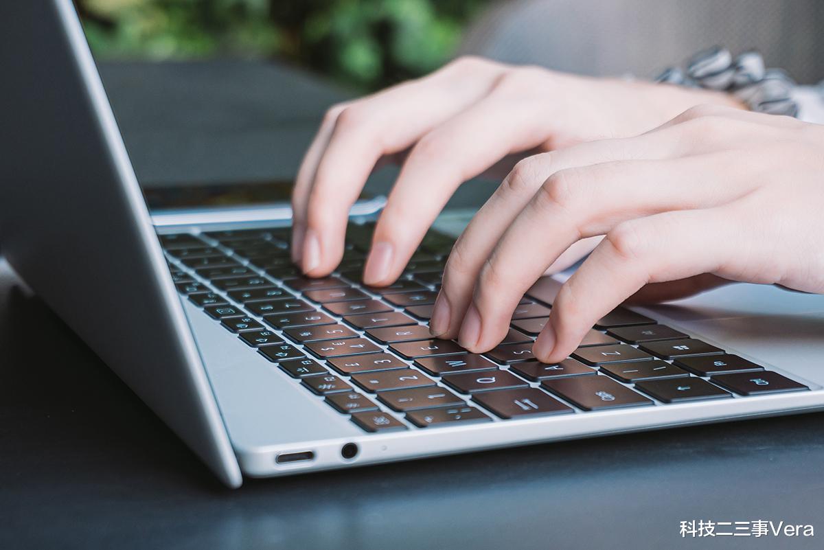 笔记本|两根手指就能带走的笔记本：华为MateBook X图赏