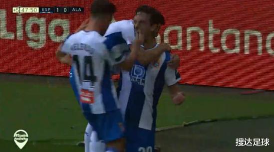 武磊■1-0，西班牙人领先了！30岁铁卫打破僵局，激情滑跪+武磊主动拥抱