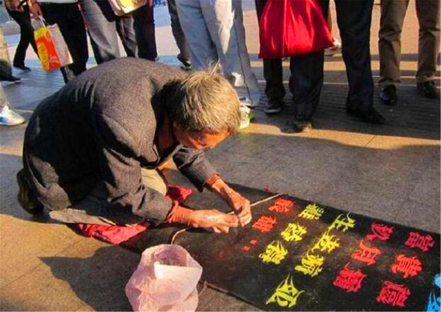 晓君侃史|当年乞丐因写字太好看，被方正集团用50万元收购，他后来怎样