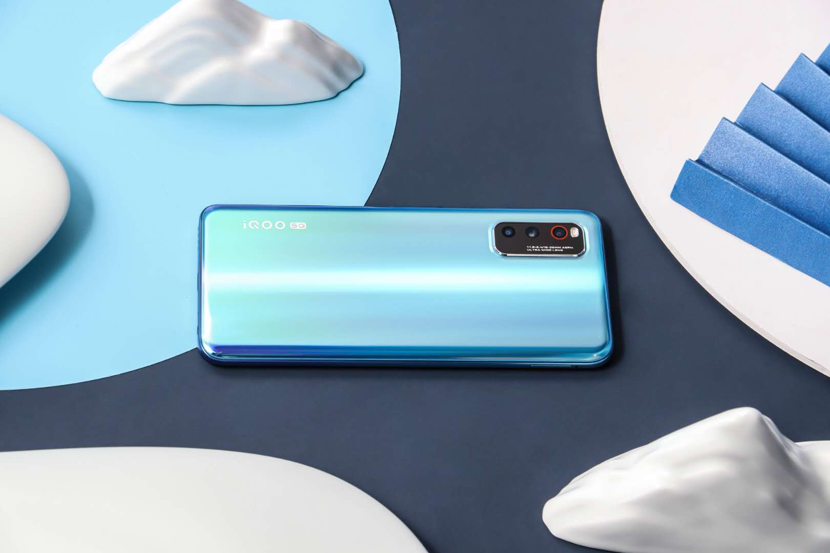 华为荣耀：买荣耀30真的值吗？我看了这4款5G手机之后，才发现有些亏！