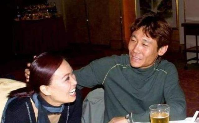 高峰|当年那英跟高峰同居十年，未婚生下一个儿子，潦草分手后来怎么样