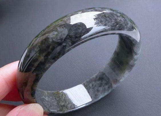 翡翠手镯▲乌鸡种翡翠手镯市场价及市场前景分析