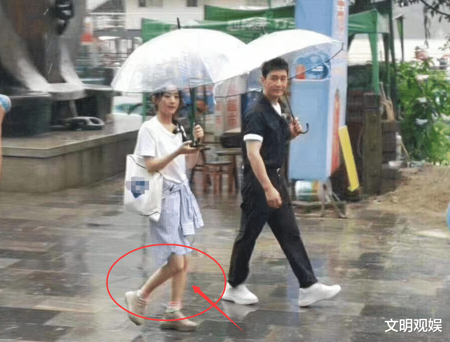 赵丽颖▲赵丽颖路拍生图曝光，失去十级瘦身特效后，这腿型是认真的吗