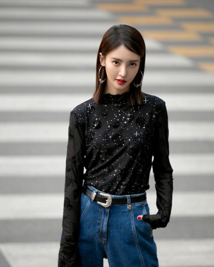 王一博|王一博唱歌时侧颜“崎岖”，惊现“折叠”下巴，与金晨如出一辙