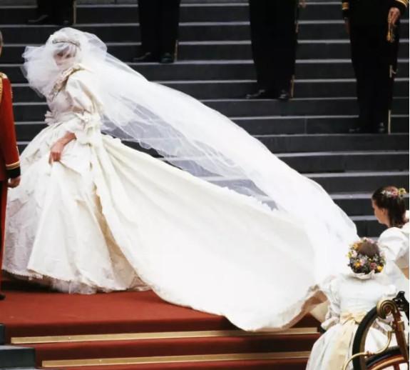戴安娜的婚紗下，有一雙鑲著132顆珍珠的婚鞋，藏著少女的小心願-圖2