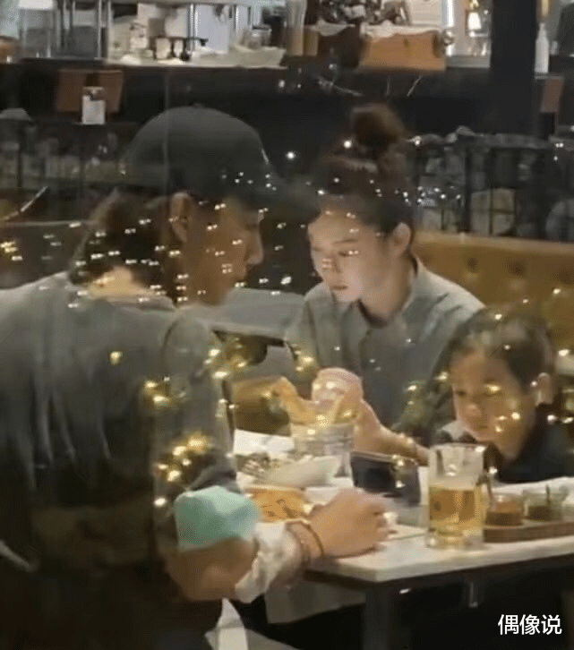 偶像说|戚薇坐轮椅现身医院，多名工作人员护驾，面容憔悴疑身体出问题