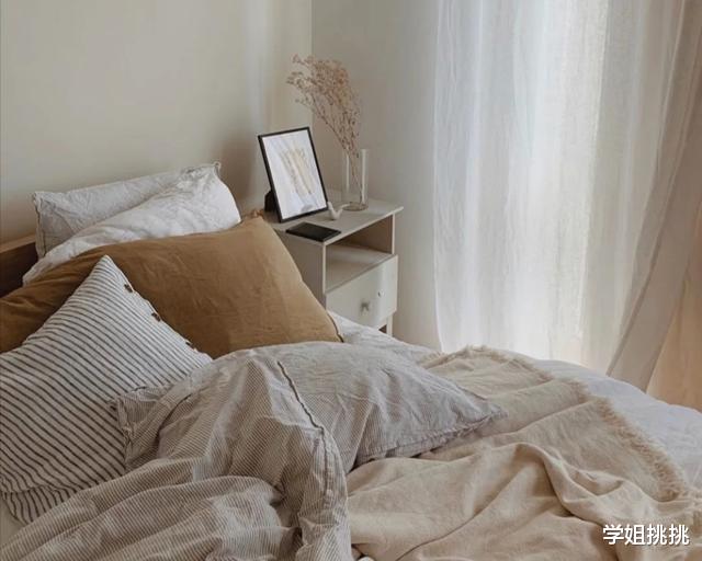 护肤品▲涂了护肤品也没效果？睡觉前做好4点，第二天皮肤白皙又光滑