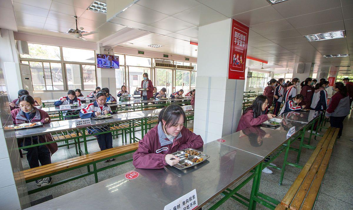 『班主任』班主任：高考失败，不是因为愚钝，而是假努力。考生：要及时制止